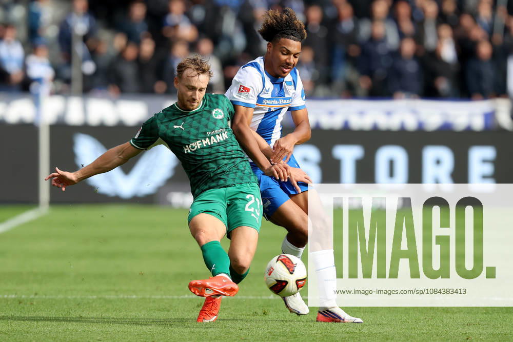 Soccer, 2. Bundesliga, Hertha BSC Berlin vs. SpVgg Greuther Fürth, from left: Jannik Dehm (Greuther Fürth), Oluwaseun Adewumi (Hertha BSC Berlin), tackle, action, battle for the ball. DFL and DFB regulations prohibit any use of photographs as image sequences and or quasi-video. Berlin