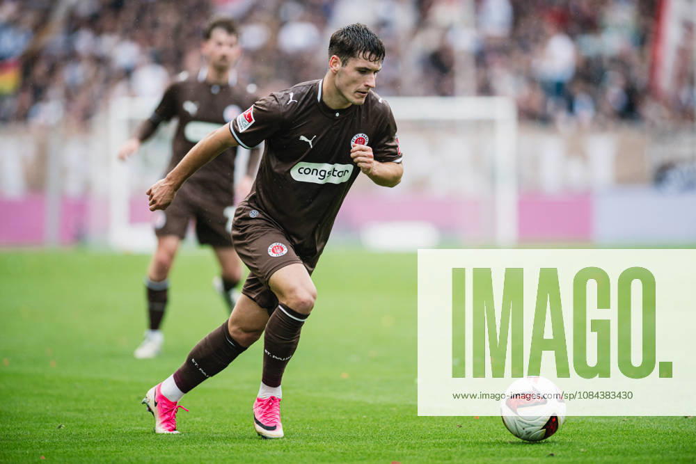 2. Bundesliga: FC St. Pauli vs. Karlsruher SC, October 11, 2026; Arkadiusz Pyrka, FC St. Pauli; 11:00 a.m. Soccer, 2. Bundesliga, Matchday 7: FC St. Pauli vs. Karlsruher SC on October 11, 2026, at Millerntor Stadium, Hamburg. DFL regulations prohibit any use of photographs as image sequences and or quasi-video.