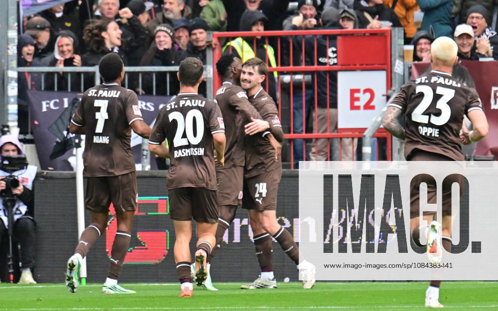 German Soccer, Men, 2nd Division, Matchday 5, 2026–2027 Season, Hamburg, FC St. Pauli vs. Karlsruher SC: Abdoulie Ceesay of Pauli 09 scores the 1–0 goal for Pauli and celebrates with the team. DFB and DFL regulations prohibit any use of photographs as image sequences and or quasi-video. Hamburg Millerntorstadion, Hamburg, Germany