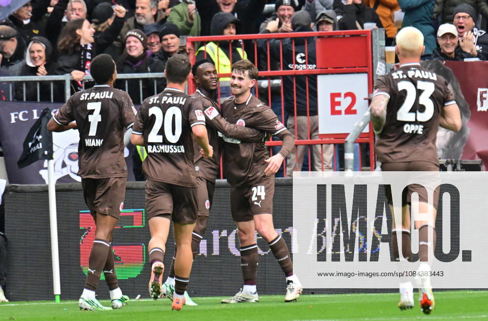 German Soccer, Men, 2nd Division, Matchday 5, 2026–2027 Season, Hamburg, FC St. Pauli vs. Karlsruher SC: Abdoulie Ceesay of Pauli 09 scores the 1–0 goal for Pauli and celebrates with the team. DFB and DFL regulations prohibit any use of photographs as image sequences and or quasi-video. Hamburg Millerntorstadion, Hamburg, Germany