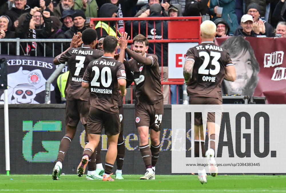 German Soccer, Men, 2nd Division, Matchday 5, 2026–2027 Season, Hamburg, FC St. Pauli vs. Karlsruher SC: Abdoulie Ceesay of Pauli 09 scores the 1–0 goal for Pauli and celebrates with the team. DFB and DFL regulations prohibit any use of photographs as image sequences and or quasi-video. Hamburg Millerntorstadion, Hamburg, Germany