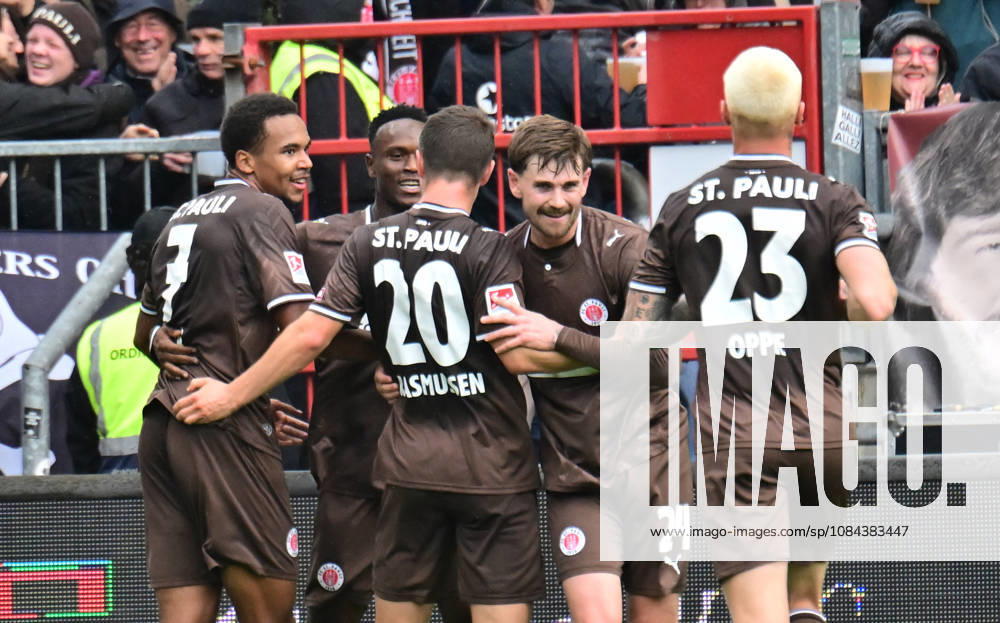 German Soccer, Men, 2nd Division, Matchday 5, 2026–2027 Season, Hamburg, FC St. Pauli vs. Karlsruher SC: Abdoulie Ceesay of Pauli 09 scores the 1–0 goal for Pauli and celebrates with the team. DFB and DFL regulations prohibit any use of photographs as image sequences and or quasi-video. Hamburg Millerntorstadion, Hamburg, Germany