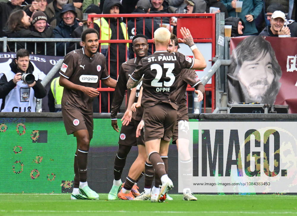 German Soccer, Men, 2nd Division, Matchday 5, 2026–2027 Season, Hamburg, FC St. Pauli vs. Karlsruher SC: Abdoulie Ceesay of Pauli 09 scores the 1–0 goal for Pauli and celebrates with the team. DFB and DFL regulations prohibit any use of photographs as image sequences and or quasi-video. Hamburg Millerntorstadion, Hamburg, Germany