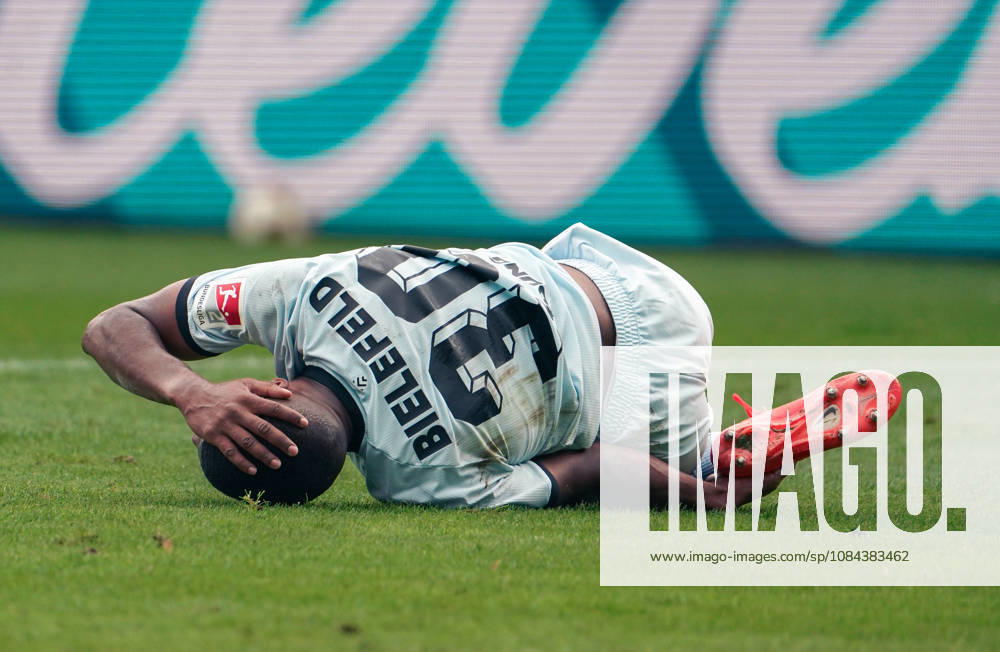 Germany Soccer 2. Bundesliga 2026–2027, Matchday 7: VfL Bochum vs. Arminia Bielefeld at Vonovia Ruhrstadion in Bochum; injury to Isaiah Young of Arminia Bielefeld, 30