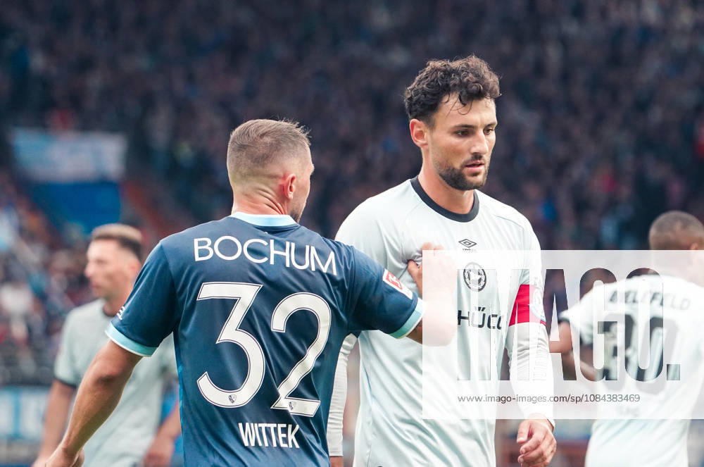 German Soccer 2. Bundesliga 2026–2027, Matchday 7: VfL Bochum vs. Arminia Bielefeld at Vonovia Ruhrstadion, Bochum—Gestures, Body Language, Emotion: Maximilian Wittek (VfL Bochum, 32) and Maximilian Bauer (Arminia Bielefeld), 5