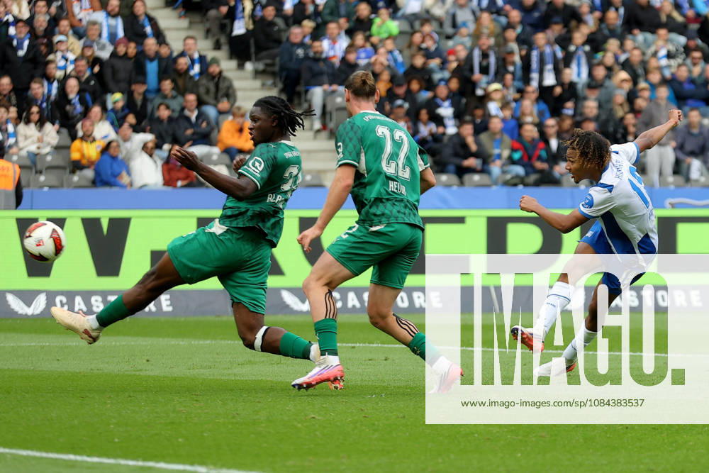 Soccer 2. Bundesliga, Hertha BSC Berlin vs. SpVgg Greuther Fürth, L Hendry Blank (Greuther Fürth), Jannis Heuer (Greuther Fürth), Oluwaseun Adewumi (Hertha BSC Berlin), Tackle, action, battle for the ball. DFL and DFB regulations prohibit any use of photographs as image sequences and or quasi-video. Berlin