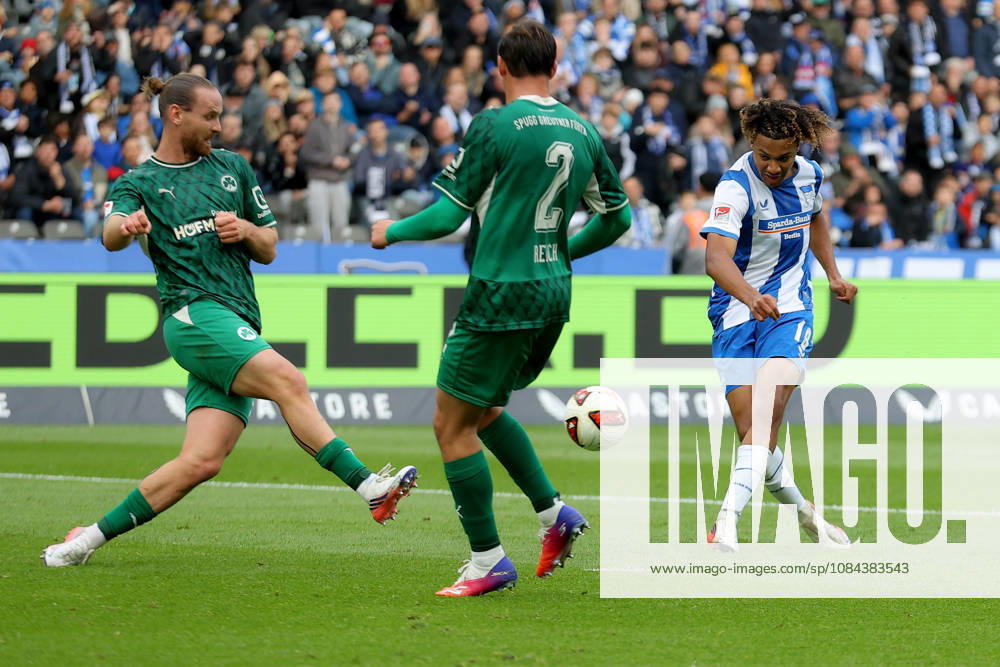 Soccer 2. Bundesliga, Hertha BSC Berlin vs. SpVgg Greuther Fürth, l Jannis Heuer (Greuther Fürth), Lukas Reich (Greuther Fürth), Oluwaseun Adewumi (Hertha BSC Berlin), Tackle, action, battle for the ball. DFL and DFB regulations prohibit any use of photographs as image sequences and or quasi-video. Berlin