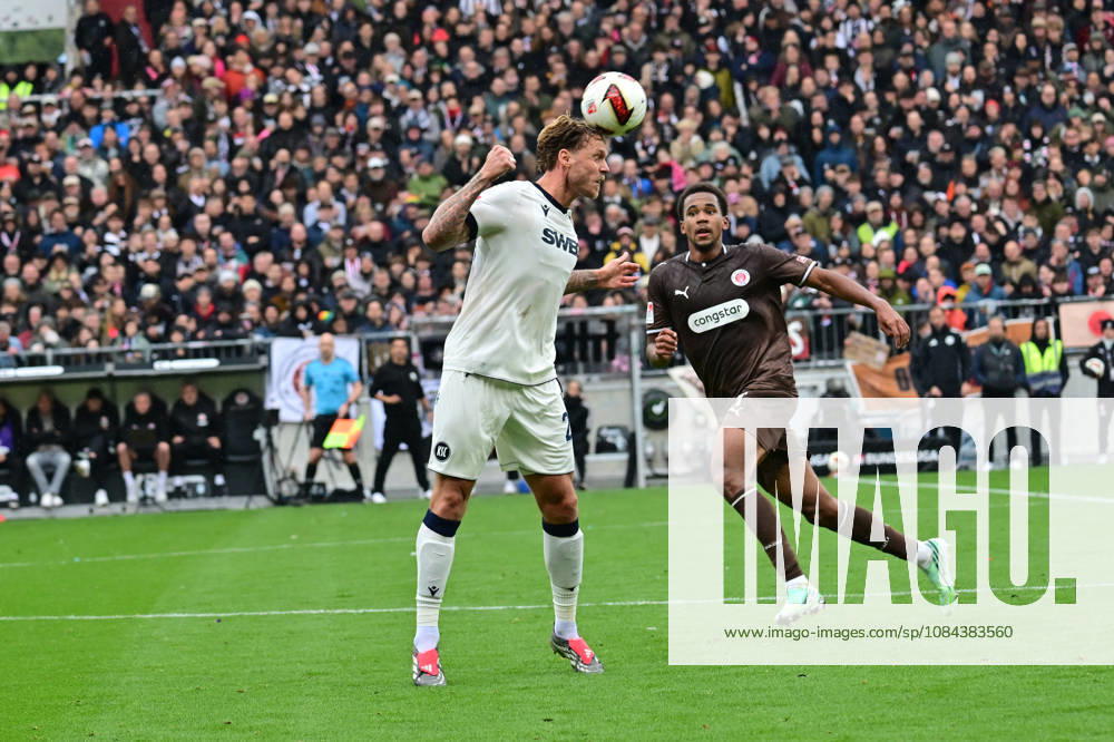 German Soccer, Men s, 2nd Division, Matchday 5, 2026–2027 Season, Hamburg, FC St. Pauli vs. Karlsruher SC: Marcel Franke (Karlsruhe 28) tries to get past Youssoupha Niang (Pauli 07). DFB and DFL regulations prohibit any use of photographs as image sequences and or quasi-video. Hamburg Millerntorstadion, Hamburg, Germany