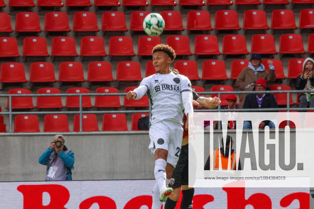 Roberto Massimo of SV Wehen Wiesbaden, No. 22, in a header duel during the match between FC Ingolstadt 04 and SV Wehen Wiesbaden on October 11, 2026, DFB regulations prohibit any use of photographs as image sequences and or quasi-video. GER, Soccer, 3. Liga, Matchday 8, FC Ingolstadt 04 vs. SV Wehen Wiesbaden, October 11, 2026, Audi Sportpark Ingolstadt