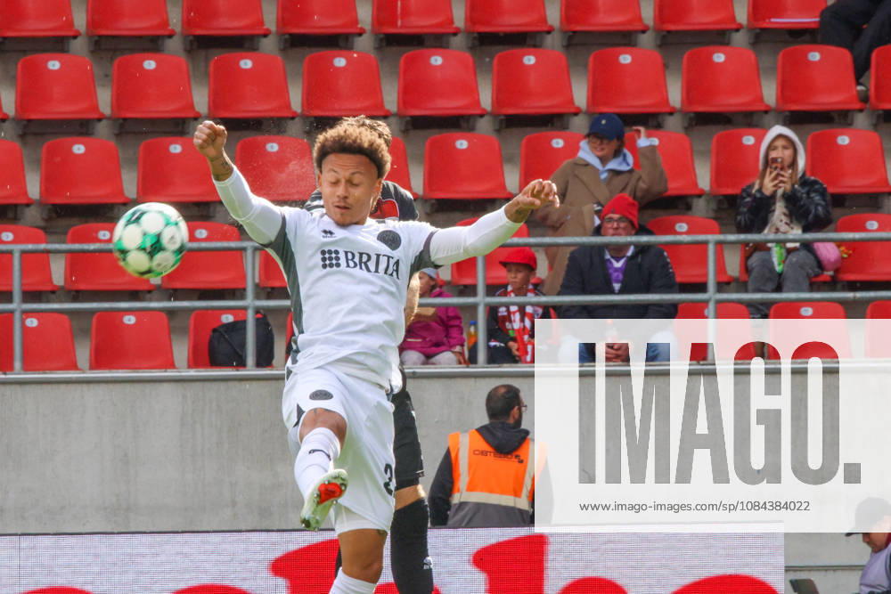 Roberto Massimo of SV Wehen Wiesbaden, No. 22, in a header duel during the match between FC Ingolstadt 04 and SV Wehen Wiesbaden on October 11, 2026, DFB regulations prohibit any use of photographs as image sequences and or quasi-video. GER, Soccer, 3. Liga, Matchday 8, FC Ingolstadt 04 vs. SV Wehen Wiesbaden, October 11, 2026, Audi Sportpark Ingolstadt