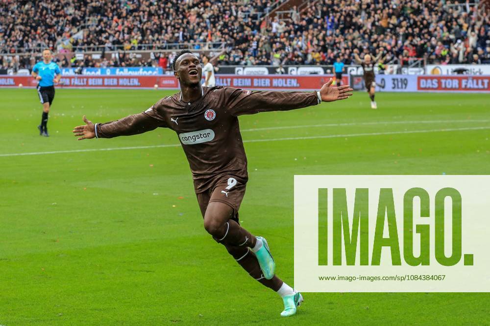 Goal scorer Abdoulie Ceesay Pauli celebrates after the 1-0 win over Germany, Hamburg, Millerntor Stadium, soccer, 2. Bundesliga, FC St. Pauli vs. Karlsruher SC