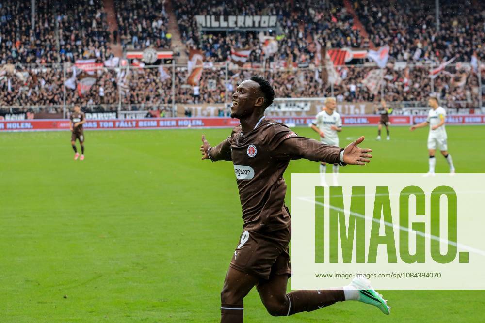 Goal scorer Abdoulie Ceesay Pauli celebrates after the 1-0 win over Germany, Hamburg, Millerntor Stadium, soccer, 2. Bundesliga, FC St. Pauli vs. Karlsruher SC