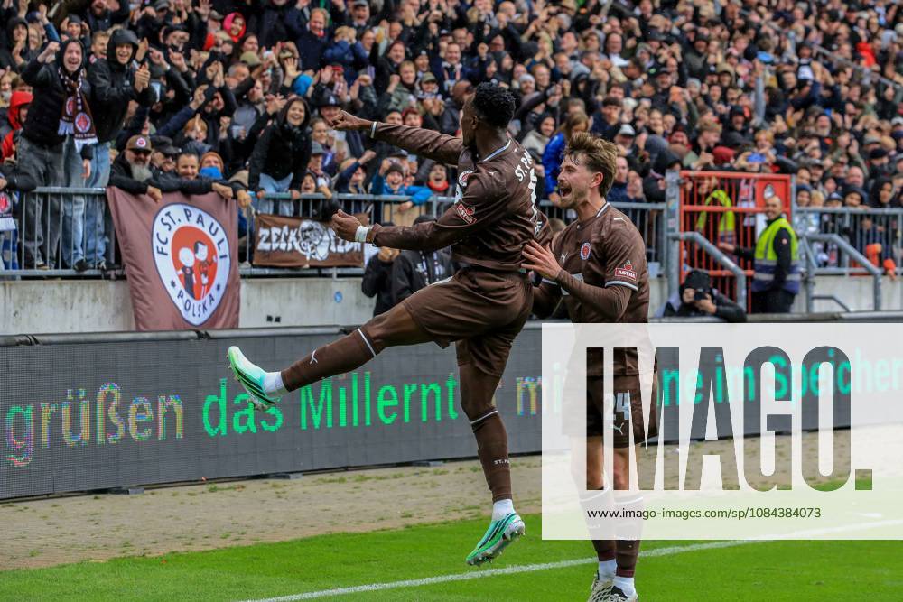 Goal scorer Abdoulie Ceesay celebrates with Connor Metcalfe and Youssoupha Niang Pauli after the 1-0 win over Germany, Hamburg, Millerntor Stadium, soccer, 2. Bundesliga, FC St. Pauli vs. Karlsruher SC