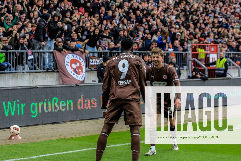 Goal scorer Abdoulie Ceesay celebrates with Connor Metcalfe and Youssoupha Niang Pauli after the 1-0 win over Germany, Hamburg, Millerntor Stadium, soccer, 2. Bundesliga, FC St. Pauli vs. Karlsruher SC
