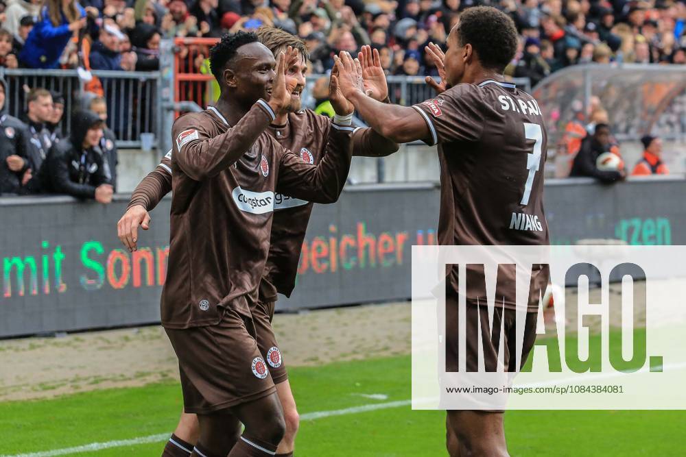 Goal scorer Abdoulie Ceesay celebrates with Connor Metcalfe and Youssoupha Niang Pauli after the 1-0 win over Germany, Hamburg, Millerntor Stadium, soccer, 2. Bundesliga, FC St. Pauli vs. Karlsruher SC