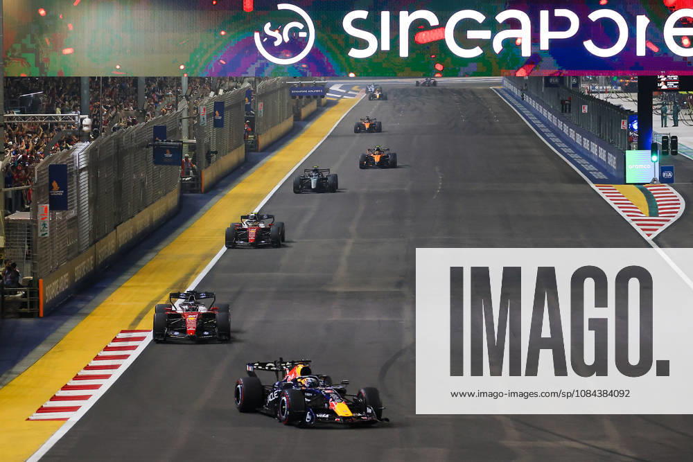 2026 Formula 1 Singapore Grand Prix SINGAPORE - OCTOBER 11: Drivers compete during the Formula 1 Singapore Grand Prix at the Marina Bay Street Circuit in Singapore on October 11, 2026. The race consists of 62 laps, with drivers facing intense tropical heat and high humidity on a demanding street circuit featuring 19 corners and few long straights. Daniel Ceng Anadolu Singapore Singapore. Editorial use only. Please get in touch for any other usage.