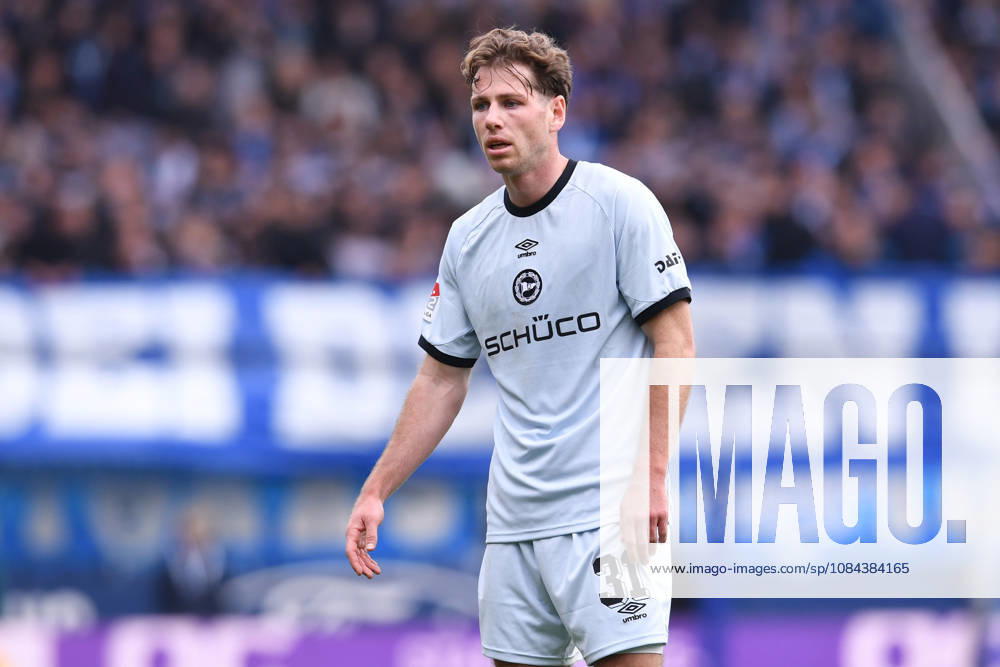 Soccer, 2. Bundesliga, Matchday 7: VfL Bochum vs. DSC Arminia Bielefeld on October 11, 2026, at the Vonovia Ruhrstadion in Bochum. Leon Jensen, Bielefeld. DFL regulations prohibit any use of photographs as image sequences and or quasi-video. xRx
