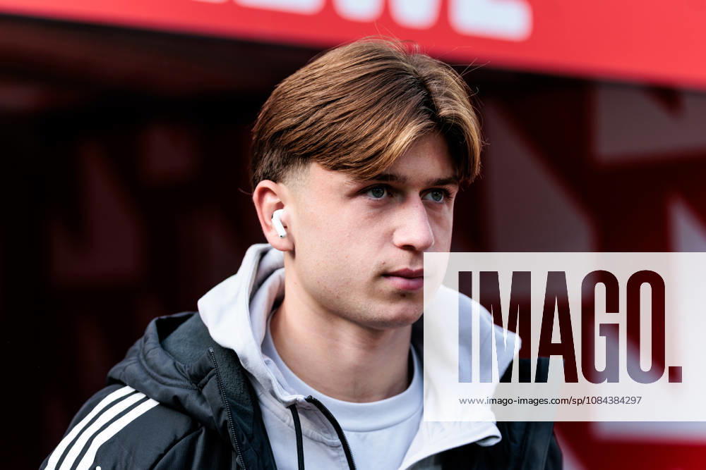Mikey Moore (1. FC Koeln, 47) during pitch check before the Bundesliga match between 1. FC Koeln vs. Borussia Moenchengladbach at Rheinenergie-Stadion on matchday 5 of the 1. Bundesliga on October 11, 2026 in Koeln, Germany. DFL REGULATIONS PROHIBIT ANY USE OF PHOTOGRAPHS AS IMAGE SEQUENCES AND OR QUASI-VIDEO. North Rhine Westphalia Germany