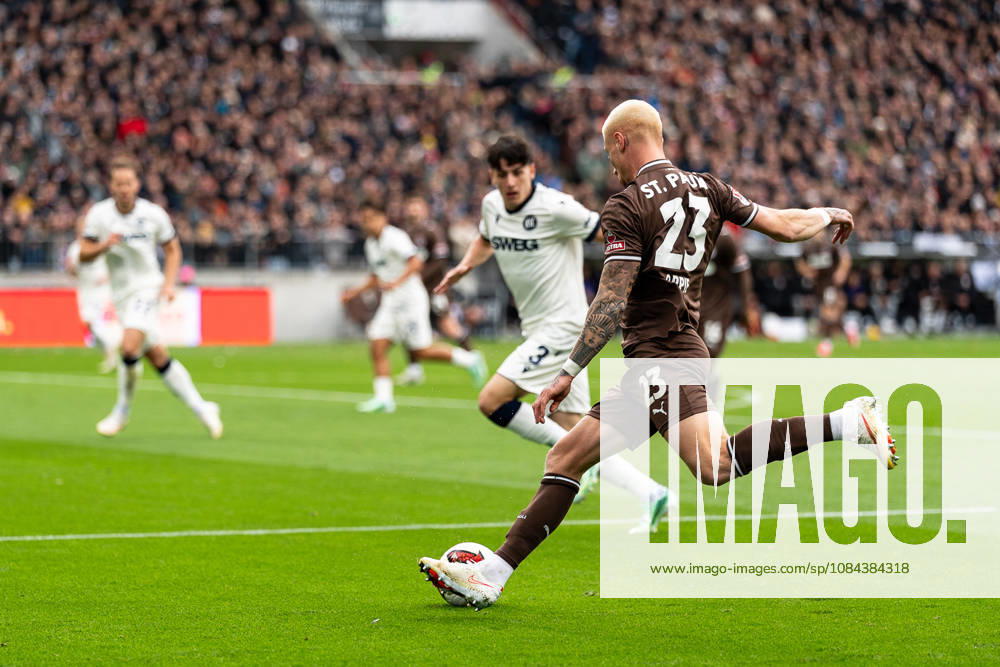 Louis Oppie, FC St. Pauli, 23rd cross, GER, FC St. Pauli vs. Karlsruher SC, soccer, 2. Bundesliga, Matchday 7, 2026–2027 season, October 11, 2026 DFL regulations prohibit any use of photographs as image sequences and or quasi-video, GER, FC St. Pauli vs. Karlsruher SC, soccer, 2. Bundesliga, Matchday 7, 2026–2027 season, October 11, 2026, Hamburg