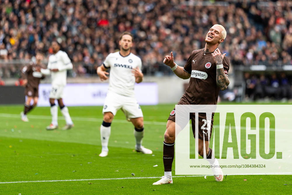 Louis Oppie, FC St. Pauli, 23, disappointed; Disappointment, GER, FC St. Pauli vs. Karlsruher SC, Soccer, 2. Bundesliga, Matchday 7, 2026–2027 Season, October 11, 2026 DFL regulations prohibit any use of photographs as image sequences and or quasi-video, GER, FC St. Pauli vs. Karlsruher SC, soccer, 2. Bundesliga, Matchday 7, 2026–2027 season, October 11, 2026, Hamburg