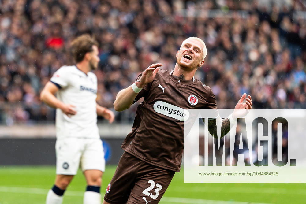 Louis Oppie, FC St. Pauli, 23, disappointed; Disappointment, GER, FC St. Pauli vs. Karlsruher SC, Soccer, 2. Bundesliga, Matchday 7, 2026–2027 Season, October 11, 2026 DFL regulations prohibit any use of photographs as image sequences and or quasi-video, GER, FC St. Pauli vs. Karlsruher SC, soccer, 2. Bundesliga, Matchday 7, 2026–2027 season, October 11, 2026, Hamburg
