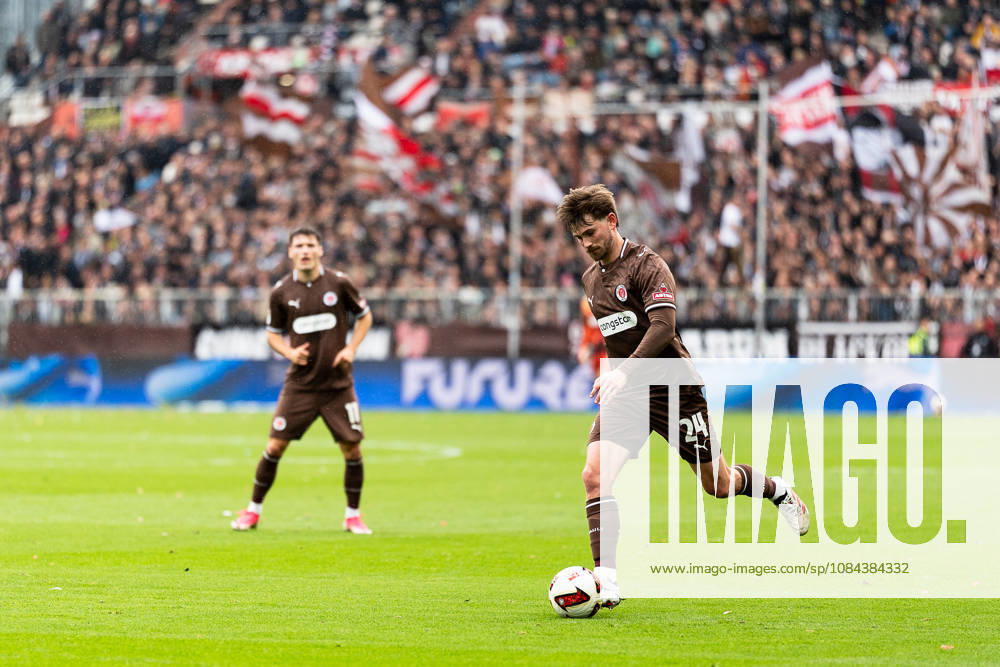 Connor Metcalfe, FC St. Pauli, 24, on the ball, GER, FC St. Pauli vs. Karlsruher SC, soccer, 2. Bundesliga, Matchday 7, 2026–2027 season, October 11, 2026 DFL regulations prohibit any use of photographs as image sequences and or quasi-video, GER, FC St. Pauli vs. Karlsruher SC, soccer, 2. Bundesliga, Matchday 7, 2026–2027 season, October 11, 2026, Hamburg