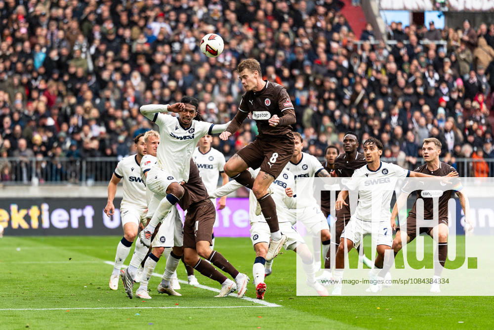 Eric Smith, FC St. Pauli, 08 Header, GER, FC St. Pauli vs. Karlsruher SC, Soccer, 2. Bundesliga, Matchday 7, 2026–2027 Season, October 11, 2026 DFL regulations prohibit any use of photographs as image sequences and or quasi-video, GER, FC St. Pauli vs. Karlsruher SC, soccer, 2. Bundesliga, Matchday 7, 2026–2027 season, October 11, 2026, Hamburg