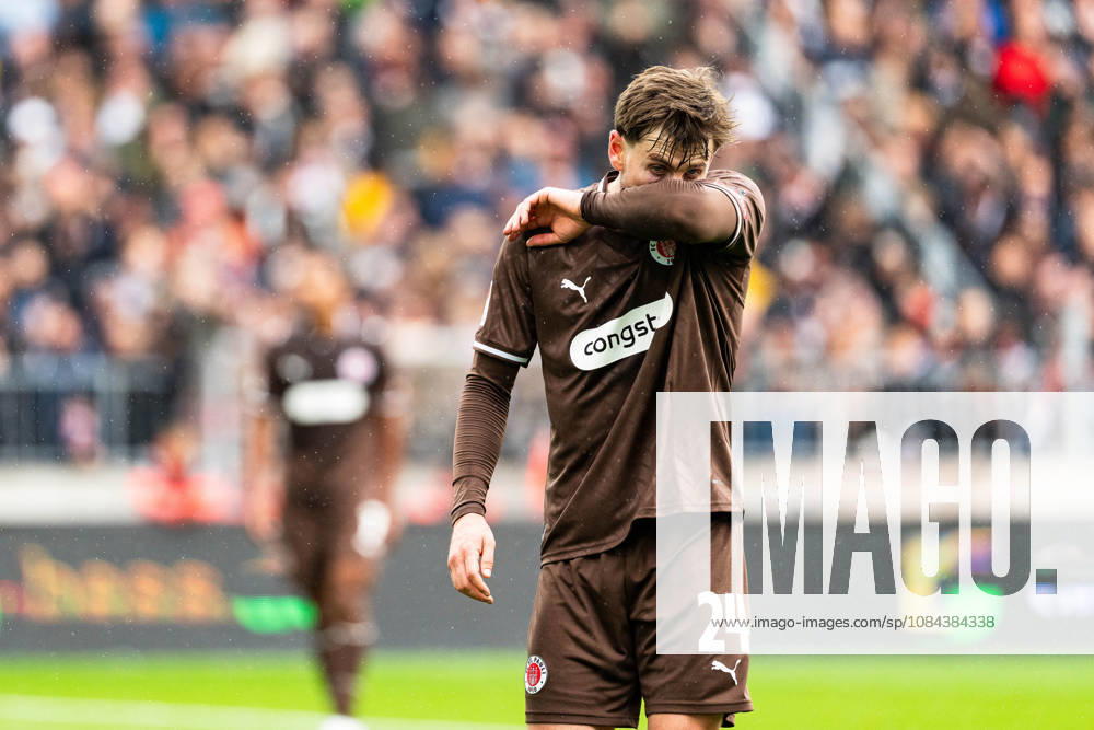 Connor Metcalfe, FC St. Pauli, 24, disappointed; Disappointment, GER, FC St. Pauli vs. Karlsruher SC, Soccer, 2. Bundesliga, Matchday 7, 2026–2027 Season, October 11, 2026 DFL regulations prohibit any use of photographs as image sequences and or quasi-video, GER, FC St. Pauli vs. Karlsruher SC, soccer, 2. Bundesliga, Matchday 7, 2026–2027 season, October 11, 2026, Hamburg