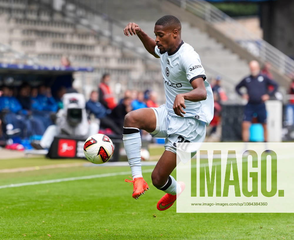 Isaiah Young of DSC Arminia Bielefeld, No. 30, controls the ball. GER, VfL Bochum 1848 vs. DSC Arminia Bielefeld, 2. Bundesliga, Matchday 7, 2026–27 season, Vonovia Ruhrstadion, Bochum, October 11, 2026 DFL REGULATIONS PROHIBIT ANY USE OF PHOTOGRAPHS AS IMAGE SEQUENCES AND OR QUASI-VIDEO VfL Bochum 1848 vs. DSC Arminia Bielefeld, 2. Bundesliga, Matchday 7, 2026–27 Season, October 11, 2026, Bochum