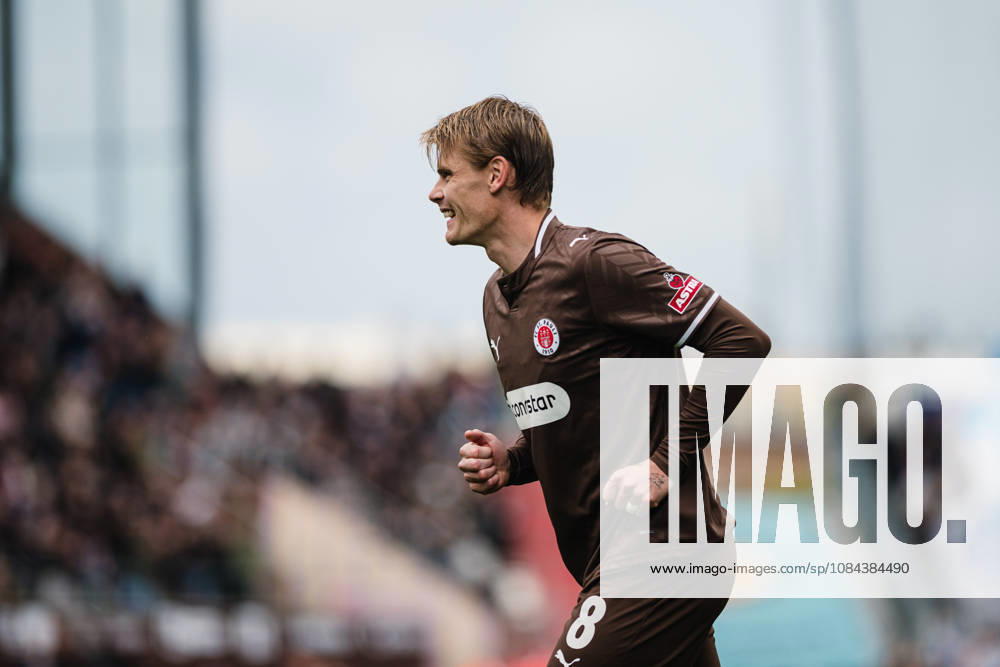 2. Bundesliga: FC St. Pauli vs. Karlsruher SC, October 11, 2026 – GOAL, CELEBRATION after the 2-0 goal by Lars Ritzka (FC St. Pauli, 21), here Eric Smith (FC St. Pauli, 8) – Soccer, 2. Bundesliga, Matchday 7: FC St. Pauli vs. Karlsruher SC on October 11, 2026, at Millerntor Stadium, Hamburg. DFL regulations prohibit any use of photographs as image sequences and or quasi-video.