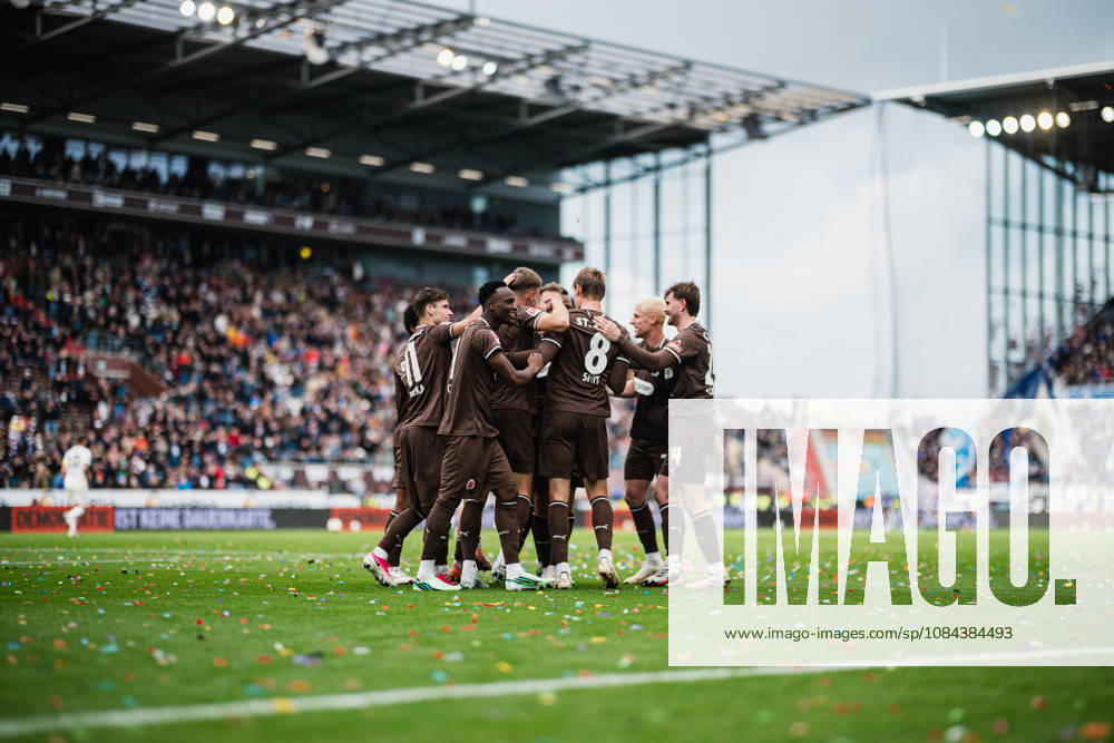 2. Bundesliga: FC St. Pauli vs. Karlsruher SC, October 11, 2026 – Goal, celebration of the 2-0 score by Lars Ritzka (FC St. Pauli), 21 – here’s the whole soccer team, 2. Bundesliga, Matchday 7: FC St. Pauli vs. Karlsruher SC on October 11, 2026, at Millerntor Stadium, Hamburg. DFL regulations prohibit any use of photographs as image sequences and or quasi-video.