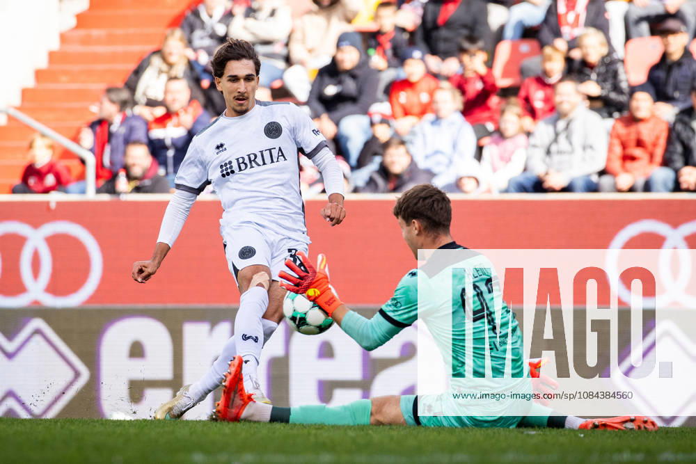 Soccer, 3rd Division: FC Ingolstadt 04 vs. SV Wehen Wiesbaden 11 10 26 Raul Paula (SVWW), David Klein (Ingolstadt),