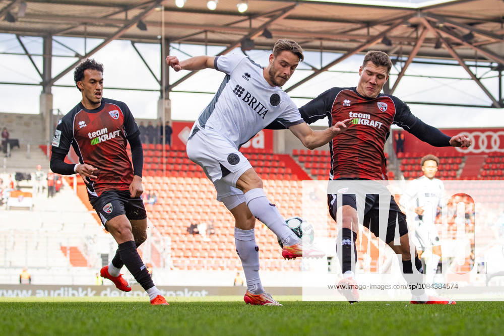 Soccer, 3rd Division: FC Ingolstadt 04 vs. SV Wehen Wiesbaden 11 10 26 Nishan Velupillay (Ingolstadt), Lukas Schleimer (SVWW), Jonas Scholz (Ingolstadt),