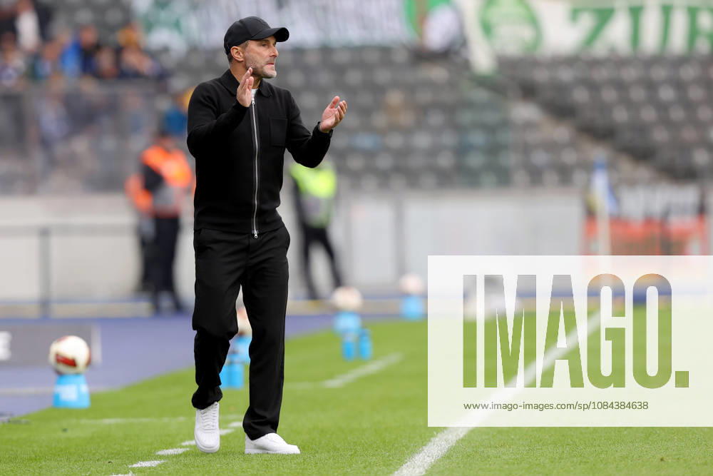 Soccer 2. Bundesliga, Hertha BSC Berlin vs. SpVgg Greuther Fürth; Coach Stefan Leitl of Hertha BSC Berlin gives instructions, gesticulates with his arms, gesticulates Berlin