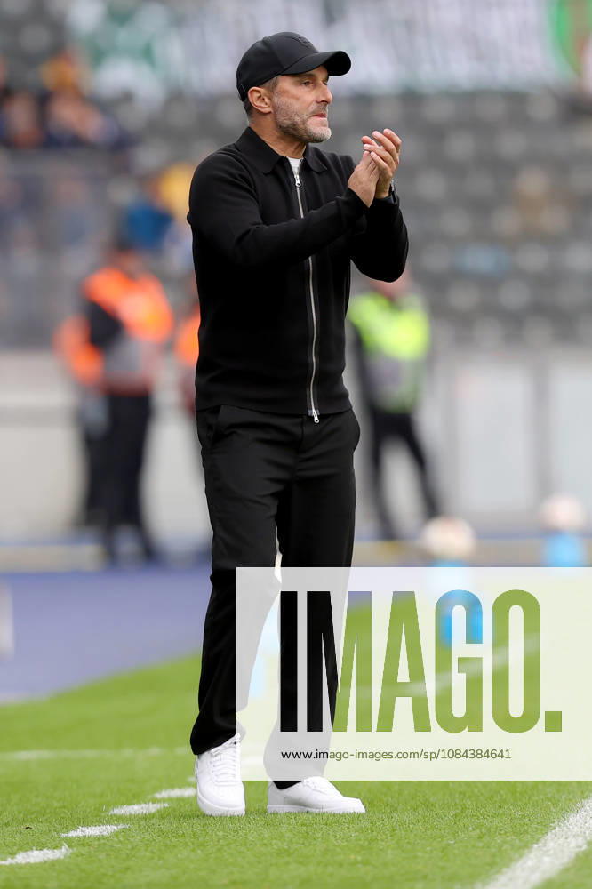 Soccer 2. Bundesliga, Hertha BSC Berlin vs. SpVgg Greuther Fürth; Coach Stefan Leitl of Hertha BSC Berlin gives instructions, gesticulates with his arms, gesticulates Berlin