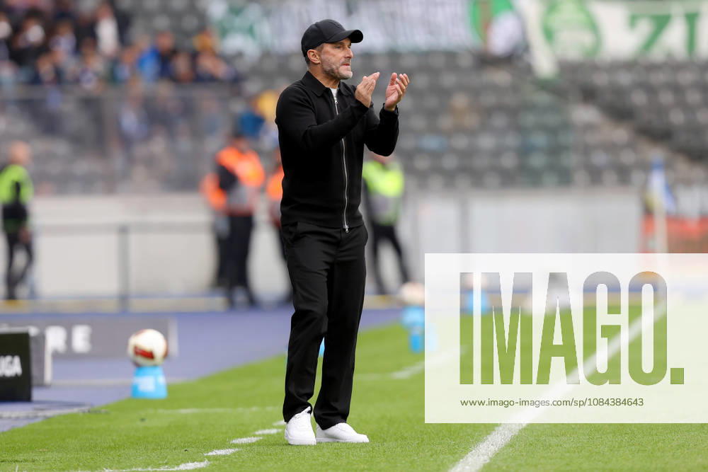 Soccer 2. Bundesliga, Hertha BSC Berlin vs. SpVgg Greuther Fürth; Coach Stefan Leitl of Hertha BSC Berlin gives instructions, gesticulates with his arms, gesticulates Berlin