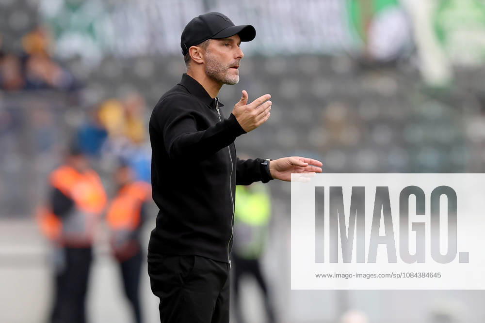 Soccer 2. Bundesliga, Hertha BSC Berlin vs. SpVgg Greuther Fürth; Coach Stefan Leitl of Hertha BSC Berlin gives instructions, gesticulates with his arms, gesticulates Berlin