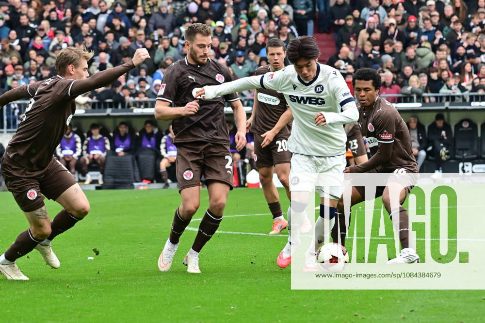 German Soccer, Men s, 2nd Division, Matchday 5, 2026–2027 Season, Hamburg, FC St. Pauli vs. Karlsruher SC. Shio Fukuda (Karlsruhe, No. 13) tries to get past Lars Ritzka (Pauli, No. 21) and Joel Chima Fujita (Pauli, No. 16). DFB and DFL regulations prohibit any use of photographs as image sequences and or quasi-video. Hamburg Millerntorstadion, Hamburg, Germany