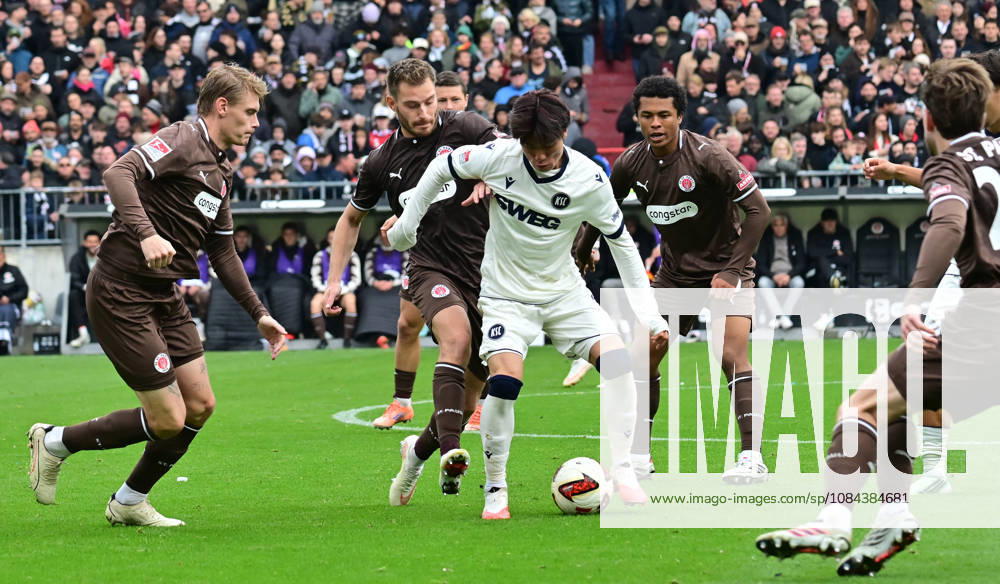 German Soccer, Men s, 2nd Division, Matchday 5, 2026–2027 Season, Hamburg, FC St. Pauli vs. Karlsruher SC. Shio Fukuda (Karlsruhe, No. 13) tries to get past Lars Ritzka (Pauli, No. 21) and Joel Chima Fujita (Pauli, No. 16). DFB and DFL regulations prohibit any use of photographs as image sequences and or quasi-video. Hamburg Millerntorstadion, Hamburg, Germany