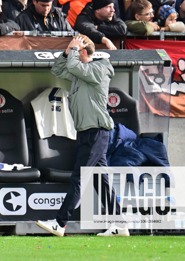 GER Soccer, Men, 2nd Division, Matchday 5, 2026–2027 Season, Hamburg, FC St. Pauli vs. Karlsruher SC Coach Maximilian Senft Karlsruhe throws their hands up in despair DFB and DFL regulations prohibit any use of photographs as image sequences and or quasi-video Hamburg Millerntorstadion Hamburg, Germany