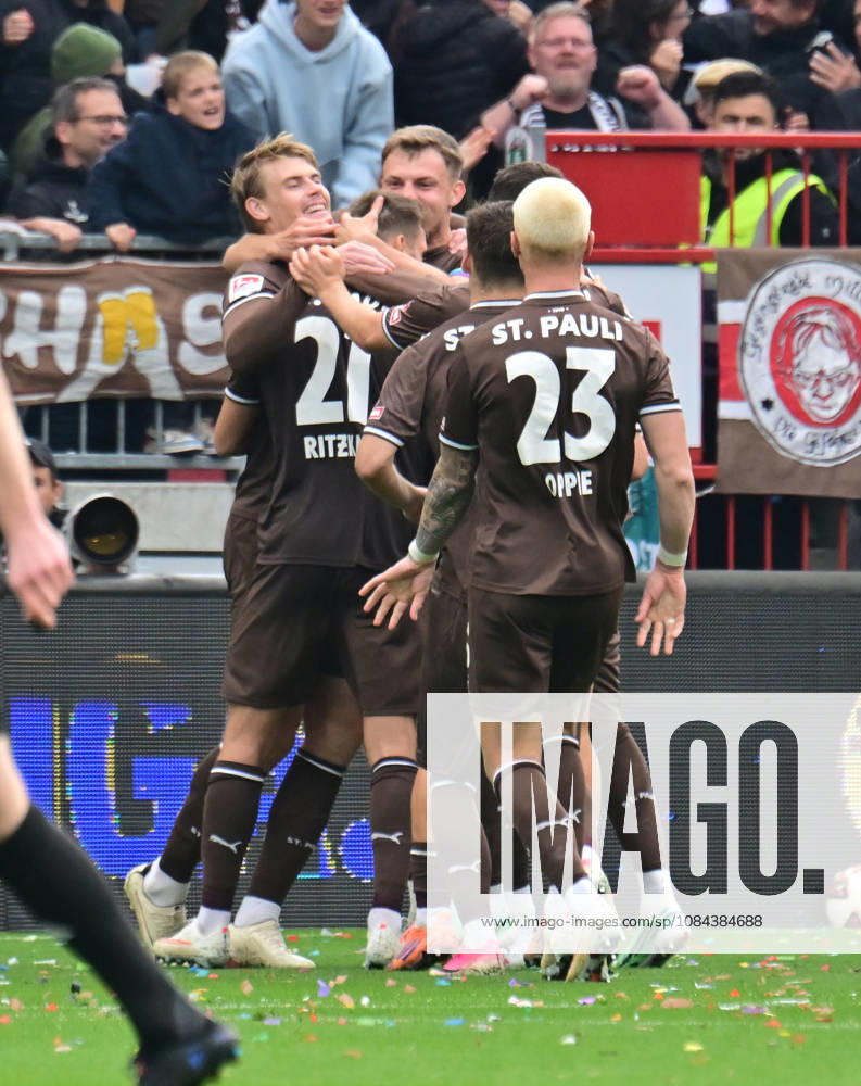 German Soccer, Men s, 2nd Division, Matchday 5, 2026–2027 Season, Hamburg, FC St. Pauli vs. Karlsruher SC: Lars Ritzka (Pauli 21) scores the goal to make it 2–0 for Pauli and celebrates with the team. DFB and DFL regulations prohibit any use of photographs as image sequences and or quasi-video. Hamburg Millerntorstadion, Hamburg, Germany