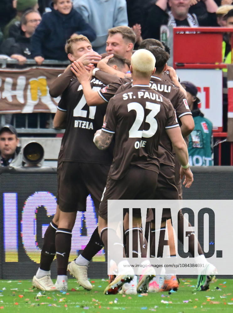 German Soccer, Men s, 2nd Division, Matchday 5, 2026–2027 Season, Hamburg, FC St. Pauli vs. Karlsruher SC: Lars Ritzka (Pauli 21) scores the goal to make it 2–0 for Pauli and celebrates with the team. DFB and DFL regulations prohibit any use of photographs as image sequences and or quasi-video. Hamburg Millerntorstadion, Hamburg, Germany