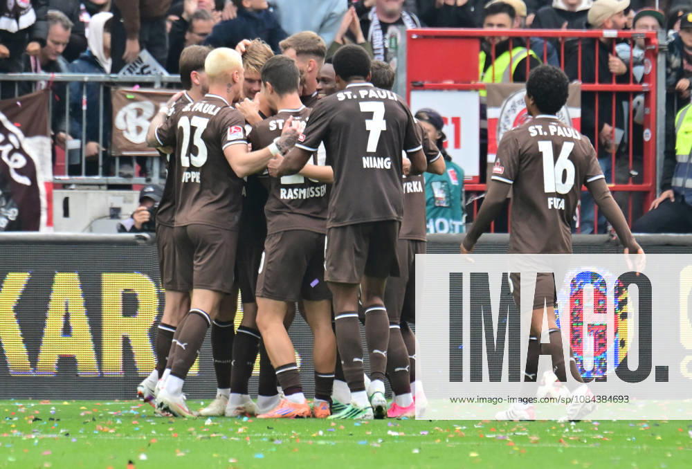 German Soccer, Men s, 2nd Division, Matchday 5, 2026–2027 Season, Hamburg, FC St. Pauli vs. Karlsruher SC: Lars Ritzka (Pauli 21) scores the goal to make it 2–0 for Pauli and celebrates with the team. DFB and DFL regulations prohibit any use of photographs as image sequences and or quasi-video. Hamburg Millerntorstadion, Hamburg, Germany