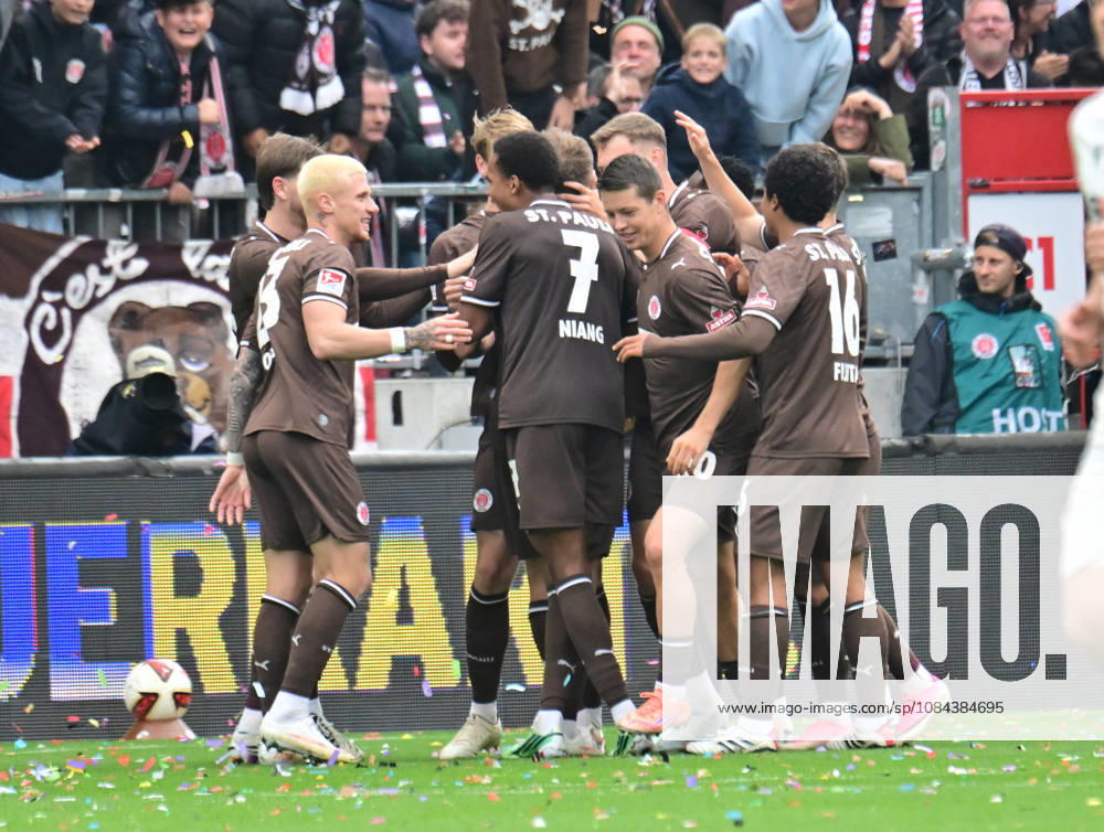 German Soccer, Men s, 2nd Division, Matchday 5, 2026–2027 Season, Hamburg, FC St. Pauli vs. Karlsruher SC: Lars Ritzka (Pauli 21) scores the goal to make it 2–0 for Pauli and celebrates with the team. DFB and DFL regulations prohibit any use of photographs as image sequences and or quasi-video. Hamburg Millerntorstadion, Hamburg, Germany
