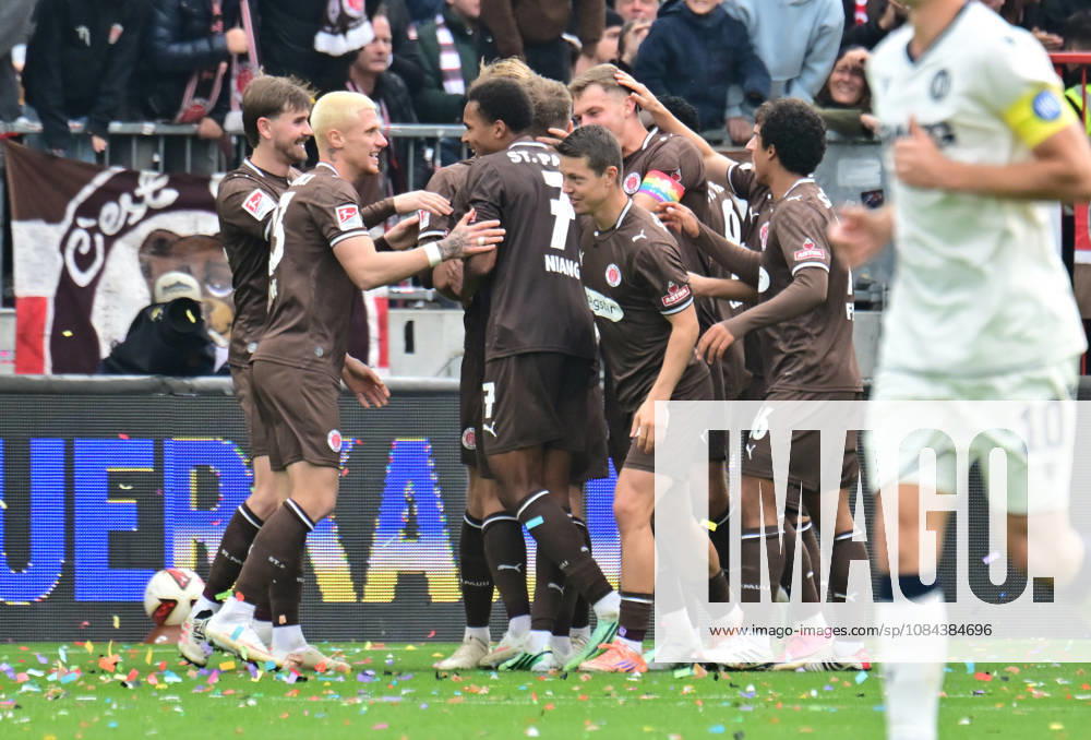 German Soccer, Men s, 2nd Division, Matchday 5, 2026–2027 Season, Hamburg, FC St. Pauli vs. Karlsruher SC: Lars Ritzka (Pauli 21) scores the goal to make it 2–0 for Pauli and celebrates with the team. DFB and DFL regulations prohibit any use of photographs as image sequences and or quasi-video. Hamburg Millerntorstadion, Hamburg, Germany