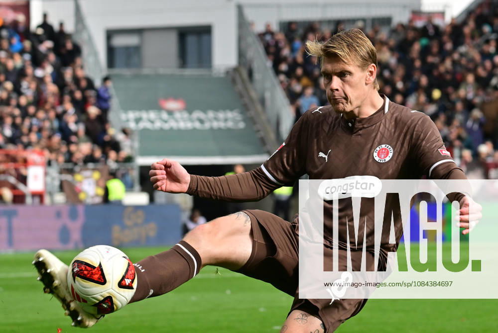 GER Soccer, Men, 2nd Division, Matchday 5, 2026–2027 Season, Hamburg, FC St. Pauli vs. Karlsruher SC, Individual Play, Landscape Format, Eric Smith, Pauli 08. DFB and DFL regulations prohibit any use of photographs as image sequences and or quasi-video. Hamburg, Millerntorstadion, Hamburg, Germany