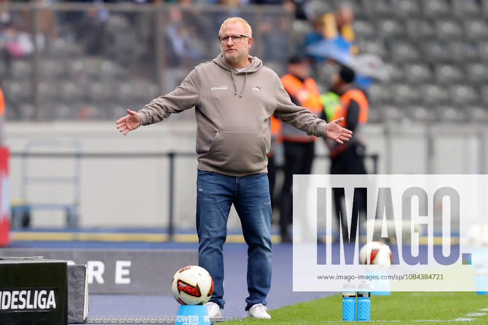 Soccer 2. Bundesliga, Hertha BSC Berlin vs. SpVgg Greuther Fürth; Coach Heiko Vogel of Greuther Fürth gives instructions, gesticulates with his arms, gesticulates Berlin
