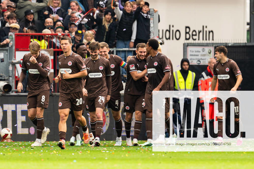 Goal to make it 2–0: Lars Ritzka (FC St. Pauli), 21; celebrating with the team: Eric Smith (FC St. Pauli), 08; Mathias Rasmussen (FC St. Pauli), 20; Connor Metcalfe (FC St. Pauli), 24; David Nemeth (FC St. Pauli), 04, Youssoupha Niang, FC St. Pauli, 07, Arkadiusz Pyrka, FC St. Pauli, 11, GER, FC St. Pauli vs. Karlsruher SC, soccer, 2. Bundesliga, Matchday 7, 2026–2027 season, October 11, 2026 DFL regulations prohibit any use of photographs as image sequences and or quasi-video GER, FC St. Pauli vs. Karlsruher SC, Soccer, 2. Bundesliga, Matchday 7, 2026–2027 Season, October 11, 2026, Hamburg