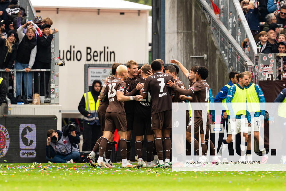 Goal to make it 2–0: Lars Ritzka (FC St. Pauli), 21, celebrates with Louis Oppie (FC St. Pauli), 23, and Youssoupha Niang (FC St. Pauli), 07, Mathias Rasmussen (FC St. Pauli), 20, Joel Chima Fujita (FC St. Pauli), 16, GER, FC St. Pauli vs. Karlsruher SC, Soccer, 2. Bundesliga, Matchday 7, 2026–2027 season, October 11, 2026 DFL regulations prohibit any use of photographs as image sequences and or quasi-video GER, FC St. Pauli vs. Karlsruher SC, soccer, 2. Bundesliga, Matchday 7, 2026–2027 season, October 11, 2026, Hamburg