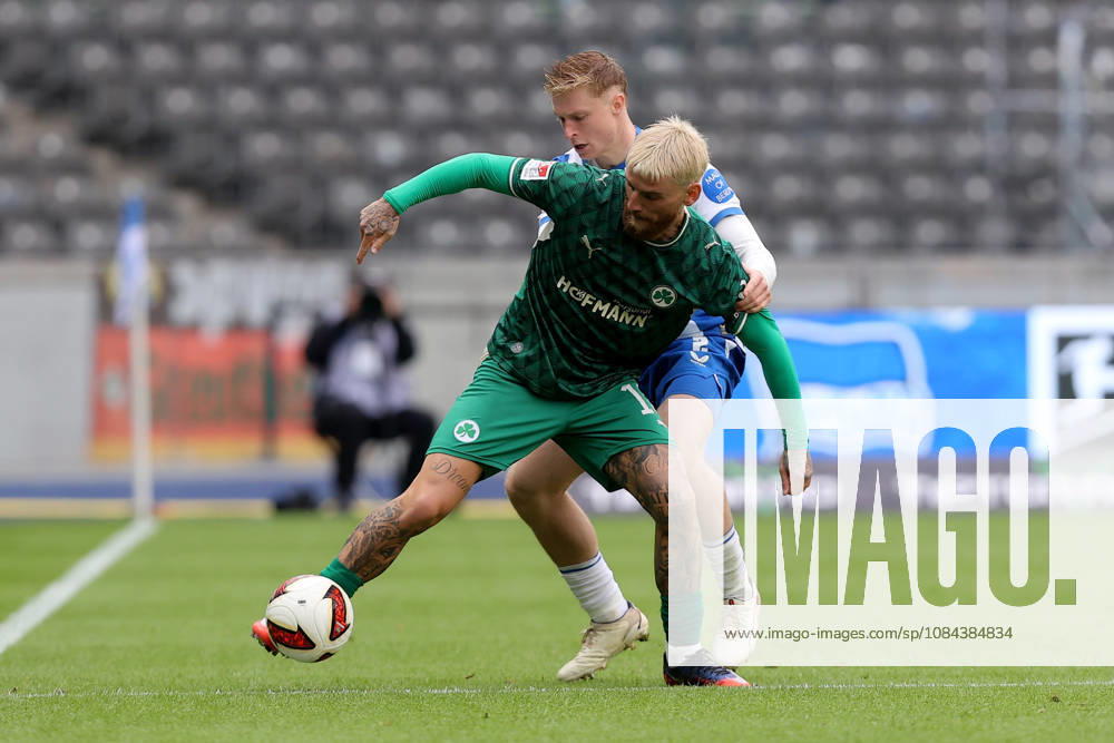 Soccer, 2. Bundesliga, Hertha BSC Berlin vs. SpVgg Greuther Fürth, left: Ole Pohlmann (Greuther Fürth), Julian Eitschberger (Hertha BSC Berlin), tackle, action, battle for the ball. DFL and DFB regulations prohibit any use of photographs as image sequences and or quasi-video. Berlin